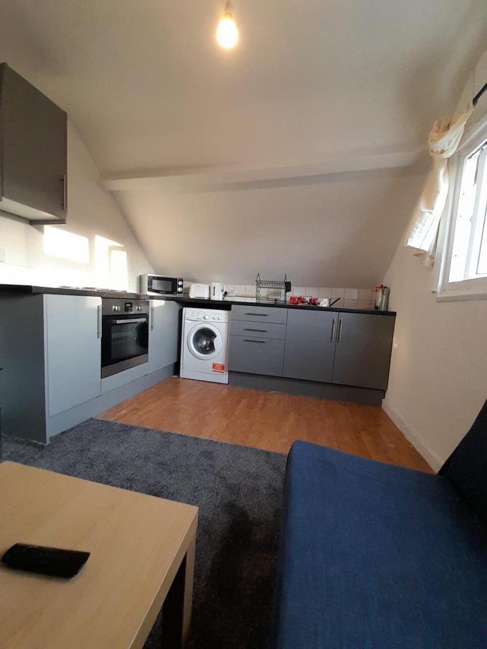 Entire Victoria Park Cardiff Apartment With Free Street Parking Bus 17 And 18 Direct To Cardiff City Centre, Fast Free Wi-Fi Exterior photo