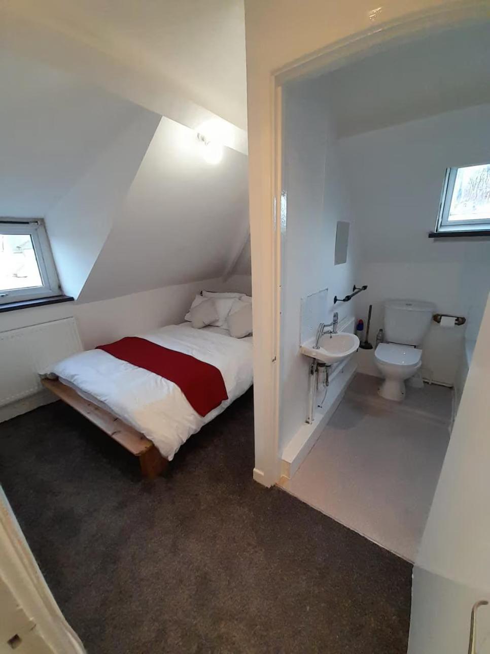 Entire Victoria Park Cardiff Apartment With Free Street Parking Bus 17 And 18 Direct To Cardiff City Centre, Fast Free Wi-Fi Exterior photo